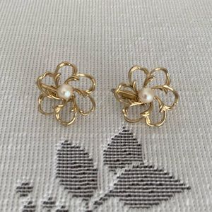 Vintage GoldTone Floral Filigree w/ Single Center Pearl Earrings ~Clip on ~ 🌸